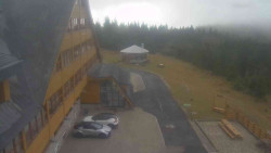 Parkoviště a hlavní vchod