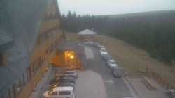 Parkoviště a hlavní vchod