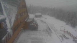 Parkoviště a hlavní vchod