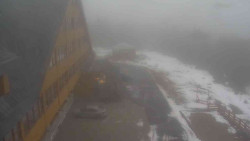 Parkoviště a hlavní vchod