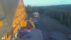 Parkoviště a hlavní vchod