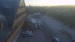 Parkoviště a hlavní vchod