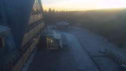 Parkoviště a hlavní vchod