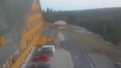 Parkoviště a hlavní vchod