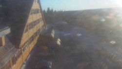 Parkoviště a hlavní vchod