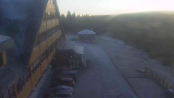 Parkoviště a hlavní vchod