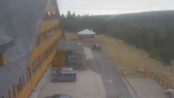 Parkoviště a hlavní vchod