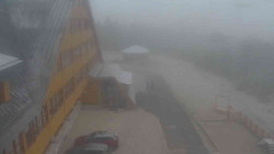 Parkoviště a hlavní vchod