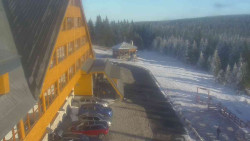 Parkoviště a hlavní vchod