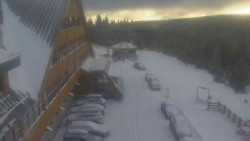 Parkoviště a hlavní vchod