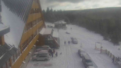 Parkoviště a hlavní vchod