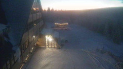 Parkoviště a hlavní vchod