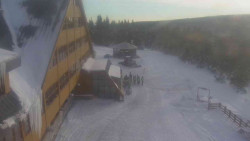 Parkoviště a hlavní vchod