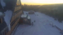 Parkoviště a hlavní vchod