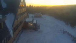 Parkoviště a hlavní vchod