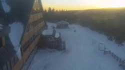 Parkoviště a hlavní vchod