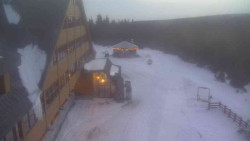 Parkoviště a hlavní vchod