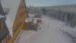 Parkoviště a hlavní vchod