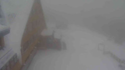 Parkoviště a hlavní vchod