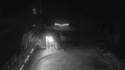 Parkoviště a hlavní vchod