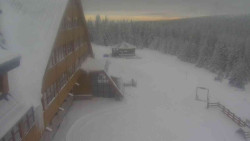 Parkoviště a hlavní vchod