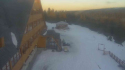 Parkoviště a hlavní vchod