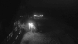 Parkoviště a hlavní vchod