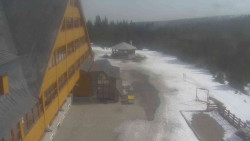 Parkoviště a hlavní vchod