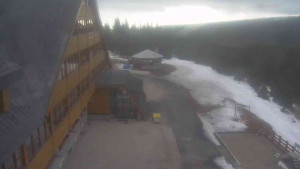 Sporthotel Kurzovní - Parkoviště a hlavní vchod - 14.3.2026 v 08:20 Sporthotel Kurzovní - Parkoviště a hlavní vchod - 14.3.2026 v 08:20