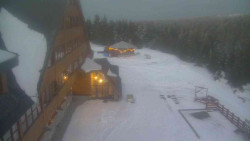 Parkoviště a hlavní vchod