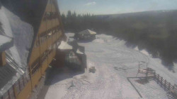 Parkoviště a hlavní vchod