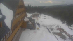 Parkoviště a hlavní vchod