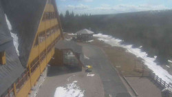 Parkoviště a hlavní vchod