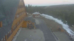 Parkoviště a hlavní vchod