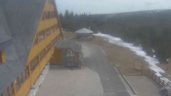 Parkoviště a hlavní vchod