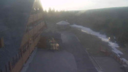 Parkoviště a hlavní vchod