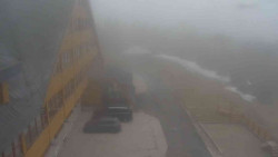 Parkoviště a hlavní vchod