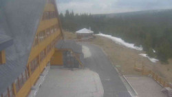 Parkoviště a hlavní vchod