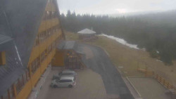 Parkoviště a hlavní vchod