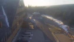 Parkoviště a hlavní vchod