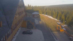 Parkoviště a hlavní vchod