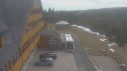 Parkoviště a hlavní vchod