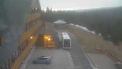 Parkoviště a hlavní vchod