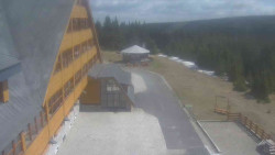 Parkoviště a hlavní vchod