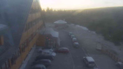 Parkoviště a hlavní vchod