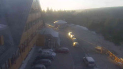 Parkoviště a hlavní vchod