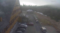 Parkoviště a hlavní vchod