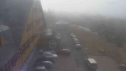 Parkoviště a hlavní vchod