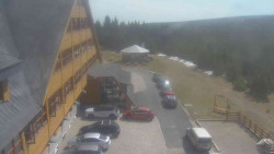 Parkoviště a hlavní vchod