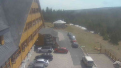 Parkoviště a hlavní vchod